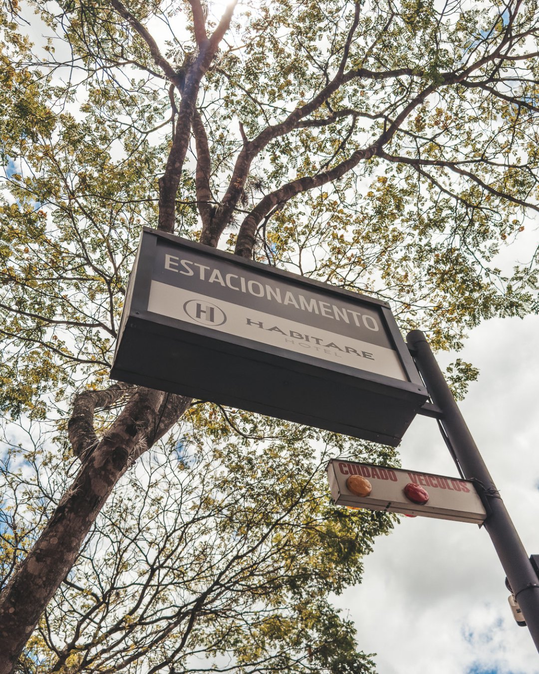 Um detalhe simples, mas que faz diferença na experiência.

Estacionamento privativo, com estação de carregamento para carros elétricos.

─
𝐇𝐨𝐭𝐞𝐥 𝐇𝐚𝐛𝐢𝐭𝐚𝐫𝐞
📍 Rua Augusto Cardoso, 71 - Centro
Nova Friburgo – RJ