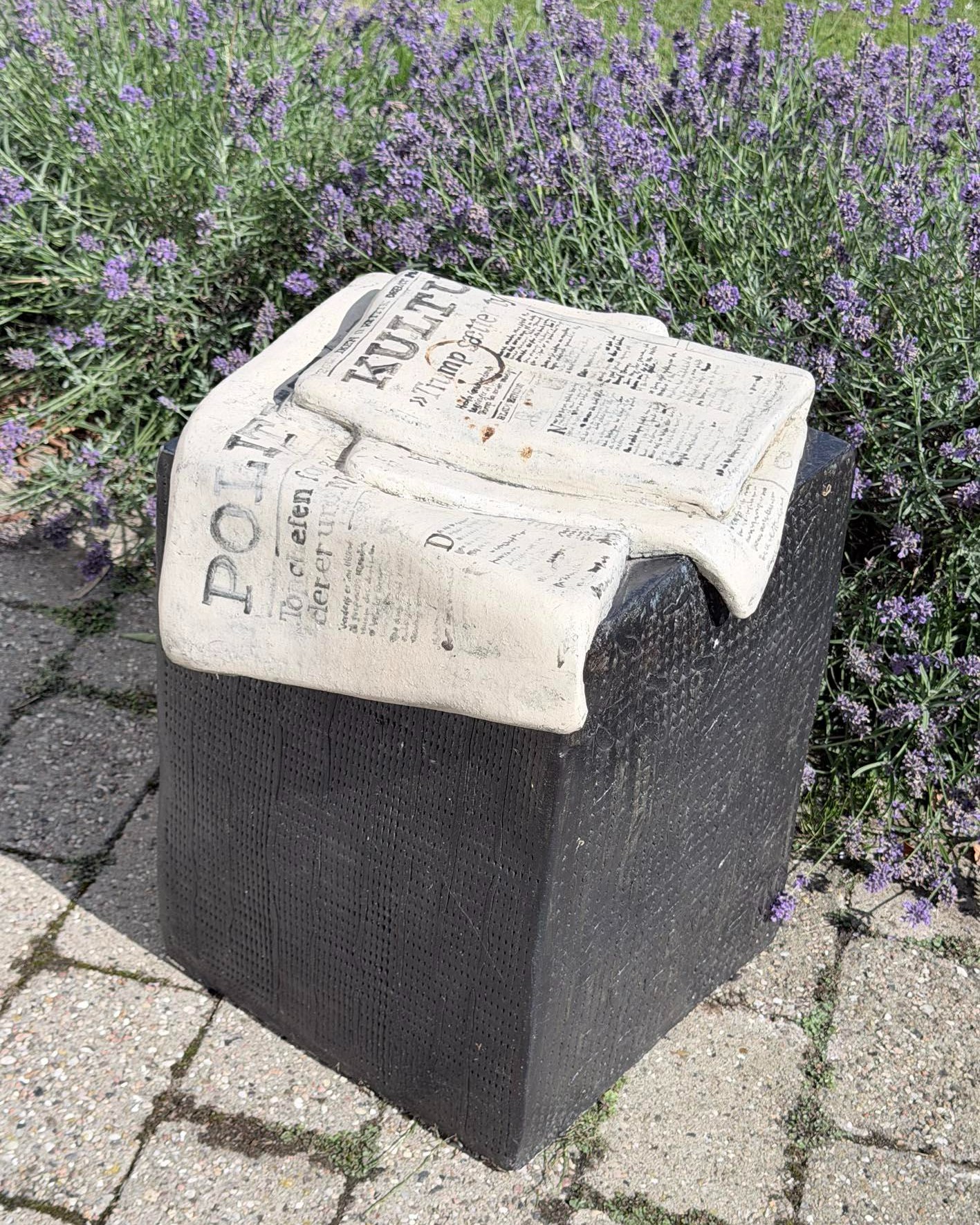 ”Jeg er uddannet produktudvikler med rødder i den tekstile verden. I dag arbejder jeg skulpturelt i ler med referencer til mit tidligere felt. Den geografiske form bruges som ramme for personlige og sanselige fortællinger.

I skulpturerne manifesterer tilstedeværelse sig indirekte. Aftryk peger på handlinger, der er afbrudt eller midlertidigt forladt. Som små pauser i en proces, der aldrig helt afsluttes. Flere processer eksisterer side om side i samme rum.

Overflader og mønstre refererer til tekstile teknikker og traditioner. Her mødes det taktile håndværk og det formmæssige udtryk. Værkerne balancerer mellem funktion, form og fortælling. Rummet står tilbage, ladet med spor og potentiale.

Hvad fortsætter, når bevægelsen har forladt formen?”

Helene Engholm Michelsen, stand A30, THE ART FAIR kunstforalle Lokomotivværkstedet Cph. den 02-04 oktober.
