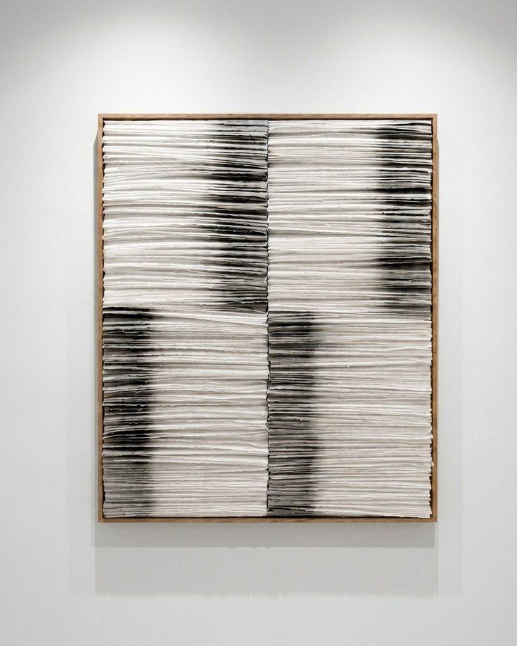 Camilla Bødker stand A9, THE ART FAIR kunstforalle 2026 Lokomotivværkstedet Cph. den 02-04 oktober.

Vi lever i en verden, hvor næsten alting går hurtigere. Mine værker gør det modsatte. Jeg arbejder langsomt. Ét snit ad gangen. Ét lag ad gangen. Ikke for at gøre tingene komplicerede, men for at give plads til det enkle.

Materialerne er udgangspunktet for alt, hvad jeg skaber. Papiret er mit primære medie, et materiale, der umiddelbart virker skrøbeligt, men som rummer stor styrke. Det kan foldes, rives, bygges op og forandres. Jeg arbejder med papirets egenskaber og lader lys, skygger og materialets struktur blive en del af værket.

Samtidig udforsker jeg, hvordan materialer, der allerede har levet, kan få en ny betydning. Genbrugspapir og plast bliver transformeret og får en ny form. Det, der engang var en del af hverdagen, bliver til stille objekter og svævende uroer, hvor det industrielle møder det organiske. Materialets historie forsvinder ikke, den bliver en del af værket.

Mine værker handler ikke om papir eller plast.

De handler om tid. Om spor. Om det, vi bærer med os. Om det, der langsomt vokser frem, når vi giver os selv lov til at se lidt længere.

Jeg håber, at mine værker får beskueren til at standse op. Jeg håber, at de mærker dem.