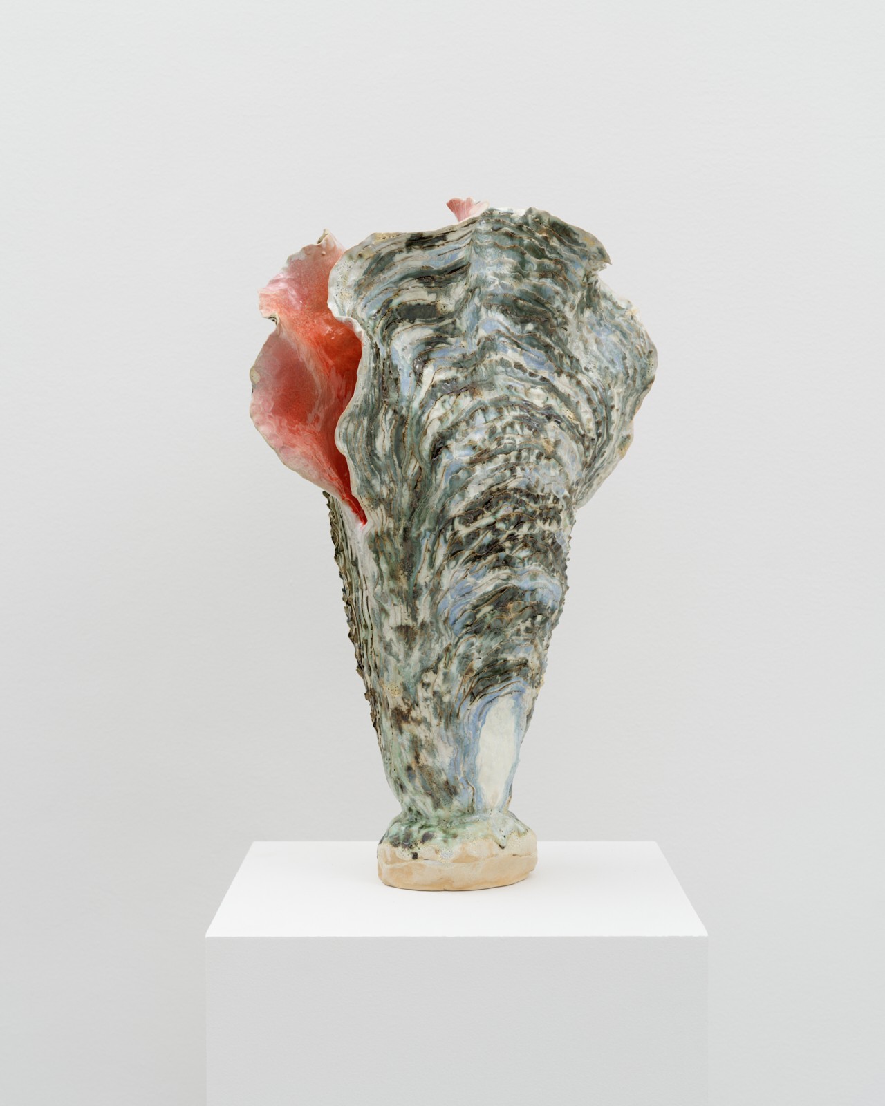Charlotte Moreno Kølkjær (f. 1990) er billedkunstner med base i København. 

Med keramik som sit primære medium undersøger hun relationen mellem det organiske og det menneskeskabte gennem naturens evne til at omforme menneskelige frembringelser. 
Hendes værker bevæger sig mellem skulptur og funktion og kredser om form, overflade og materialitet som bærere af tid og forandring. Med referencer til skaller og vækster forankres værkerne i naturens formsprog, mens deres organiske former samtidig åbner for antropomorfe læsninger med associationer til menneskekroppen. 
I dette spændingsfelt lader værkerne begær og kropslighed træde frem i objekter, der synes at befinde sig mellem det organiske og det menneskeskabte.

Kølkjær har tidligere udstillet hos bl.a. Galleri Christoffer Egelund, Innenkreis, Tableau, KBH Kunst, Solvhvervssalon, The Ode To, Skælskør Ceramic Festival, og Planche Kunst.

Charlotte Moreno Kølkjær stand B3 THE ART FAIR kunstforalle Lokomotivværkstedet Cph. den 02-04 oktober.