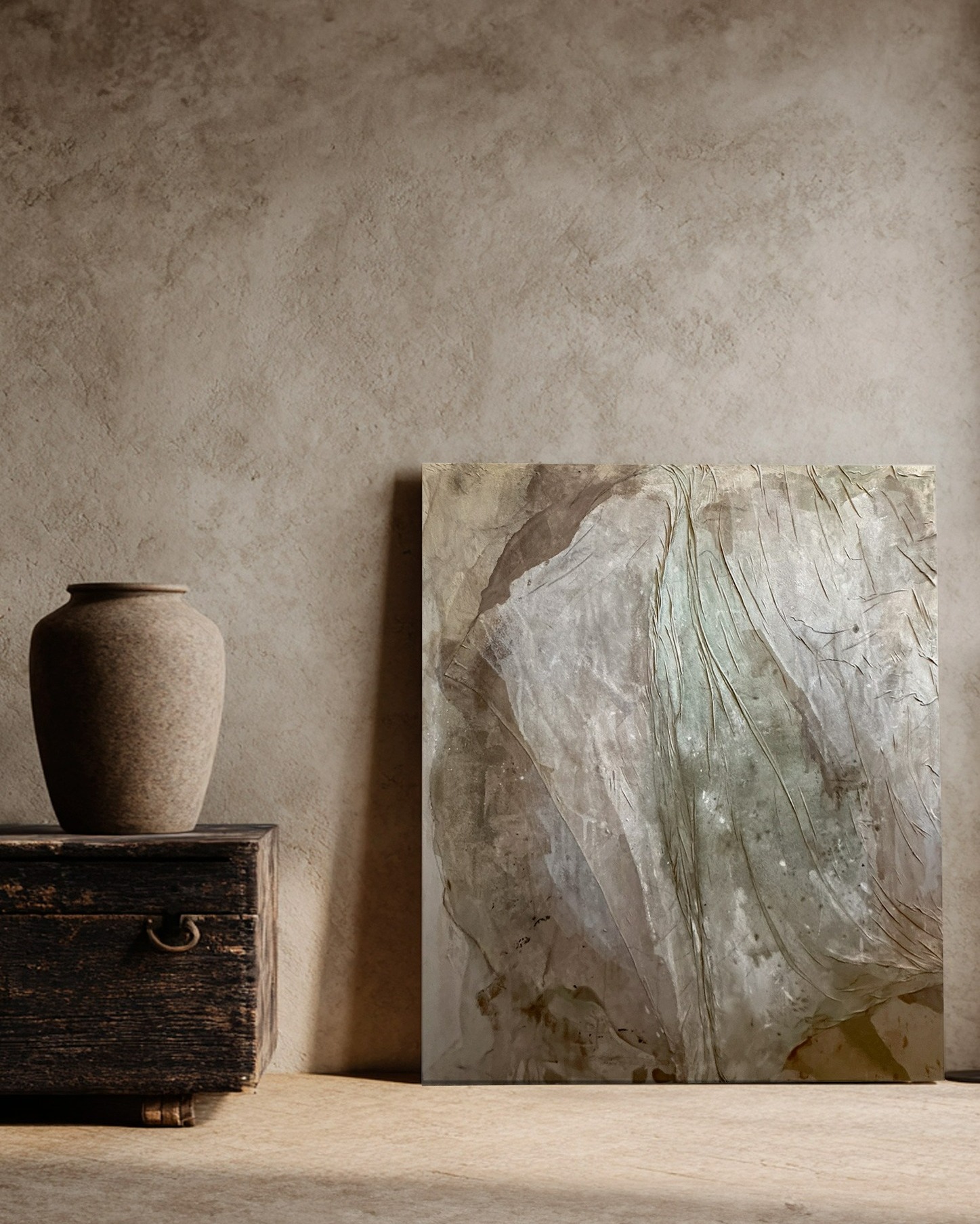 A LOVE STORY er skabt af kunstner A LOVE STORY er skabt af kunstner Anne Mark Møller.

Jeg tror på, at kunst kan være et æstetisk åndehul. En omfavnelse af vores menneskelige lag.

Det afspejler sig i den måde, jeg bygger mine værker på. Lag for lag. Jeg maler dem ikke. Jeg bygger dem. De opstår i mødet mellem intuition og materialernes egen vilje, hvor kraft og sanselighed får lov til at eksistere side om side.

Formet gennem et liv i bevægelse og mere end 25 år som grafisk designer har jeg udviklet mit kunstneriske sprog, hvor komposition, materialer og rytme danner rammen om det intuitive arbejde.

Jeg tager afsæt i naturens blødhed og råstyrke og arbejder blandt andet med sand, kalk, pigmenter og overskydende tekstiler. Derfor bærer værkerne en snært af naturens puls og den forbundethed, naturen vækker i os.

Værkerne er skabt som en invitation til at lade blikket hvile, lade sanserne træde frem og genfinde energien. Til at leve fra det sted, jeg kalder A LOVE STORY – vores inderste, vores nerve og vores hjerte..

Anne Mark Møller, THE ART FAIR kunstforalle 2026 Lokomotivværkstedet Cph. den 02 04 oktober.