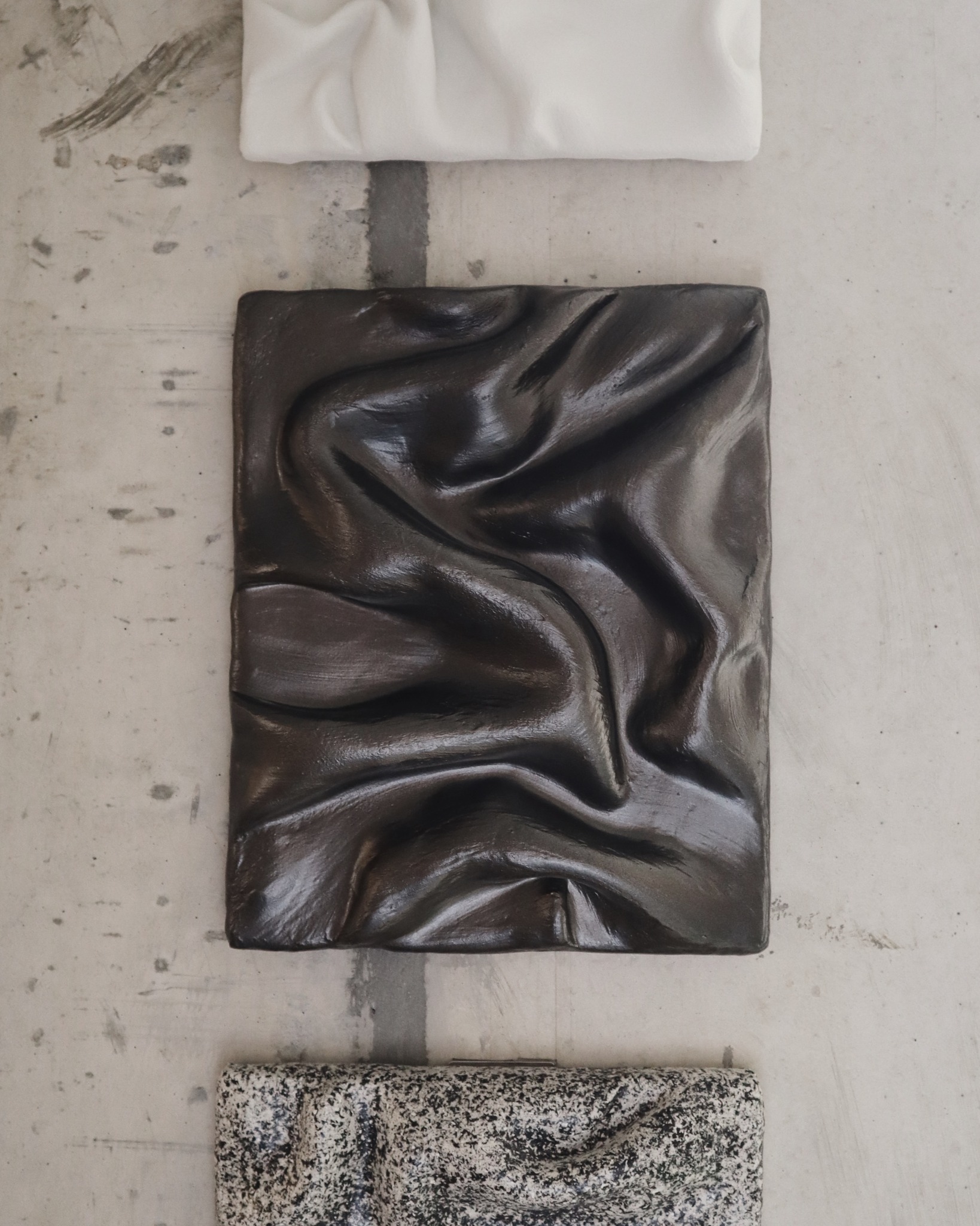 Sarah Kvejborg er billedkunstner og grundlægger af ArtfulLayers, hvor hun skaber originale, teksturrige værker med fokus på bæredygtighed, materialitet og moderne æstetik. En særlig del af hendes kunstneriske udtryk er brugen af genbrugstekstiler, som indarbejdes i værkerne og får nyt liv som en integreret del af kompositionen.

Ved at kombinere akryl, strukturmaterialer og udvalgte tekstiler skaber Sarah værker med dybde og taktilitet. De genanvendte materialer tilfører ikke blot karakter og historie, men understøtter også hendes ønske om at arbejde mere bevidst med de ressourcer, der allerede findes.

Inspireret af naturens organiske former og den nordiske farvepalette arbejder Sarah intuitivt og opbygger hvert værk lag for lag. Resultatet er abstrakte værker, hvor teksturer, former og materialer smelter sammen i et roligt og tidløst udtryk.

For Sarah er kunst mere end et visuelt element – det er en oplevelse, der skaber stemning, nærvær og refleksion. Hvert værk er håndlavet og unikt, med respekt for både håndværket og materialernes historie. Gennem ArtfulLayers ønsker hun at vise, hvordan original kunst og genanvendelse kan forenes i æstetiske værker, der bringer varme, personlighed og omtanke ind i moderne hjem.

Sarah Kvejborg stand B43 THE ART FAIR kunstforalle Lokomotivværkstedet den 02- 04 oktober.