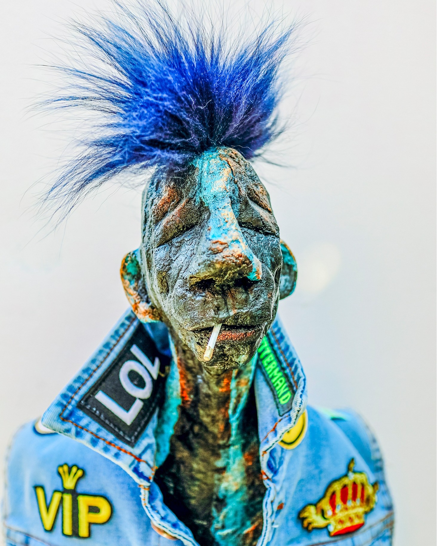 Jeg skaber figurative skulpturer i jern og fiberbeton, kaldet Guttermænd. Med guttermændene ønsker jeg at skabe fortællinger om små og store personligheder samt hylde mangfoldighed og det gode liv.

Som uddannet dekoratør og senere underviser i formidling af mit fag har jeg altid været beskæftiget med kreative processer og deraf arbejdet i mange forskellige materialer, hvilket gør at mine skulpturer er præget af en tæt, personlig tilgang til håndens arbejde. 

Betegnelsen ”guttermand” er central, og for mig er guttermandsbegrebet en måde at være i verden på. Mine guttermænd er hjælpsomme, lydhøre og rummelige, de har selvironi, selvrespekt, selvtillid, humor og et godt forhold til omverdenen. Jeg holder af hver og én og ingen guttermand forlader mit værksted uden at han er lige nøjagtig, som jeg ønsker ham.

Anja Moos Wagner og guttermændene udstiller på stand B30 på THE ART FAIR kunstforalle Lokomotivværkstedet den 02-04 oktober.
