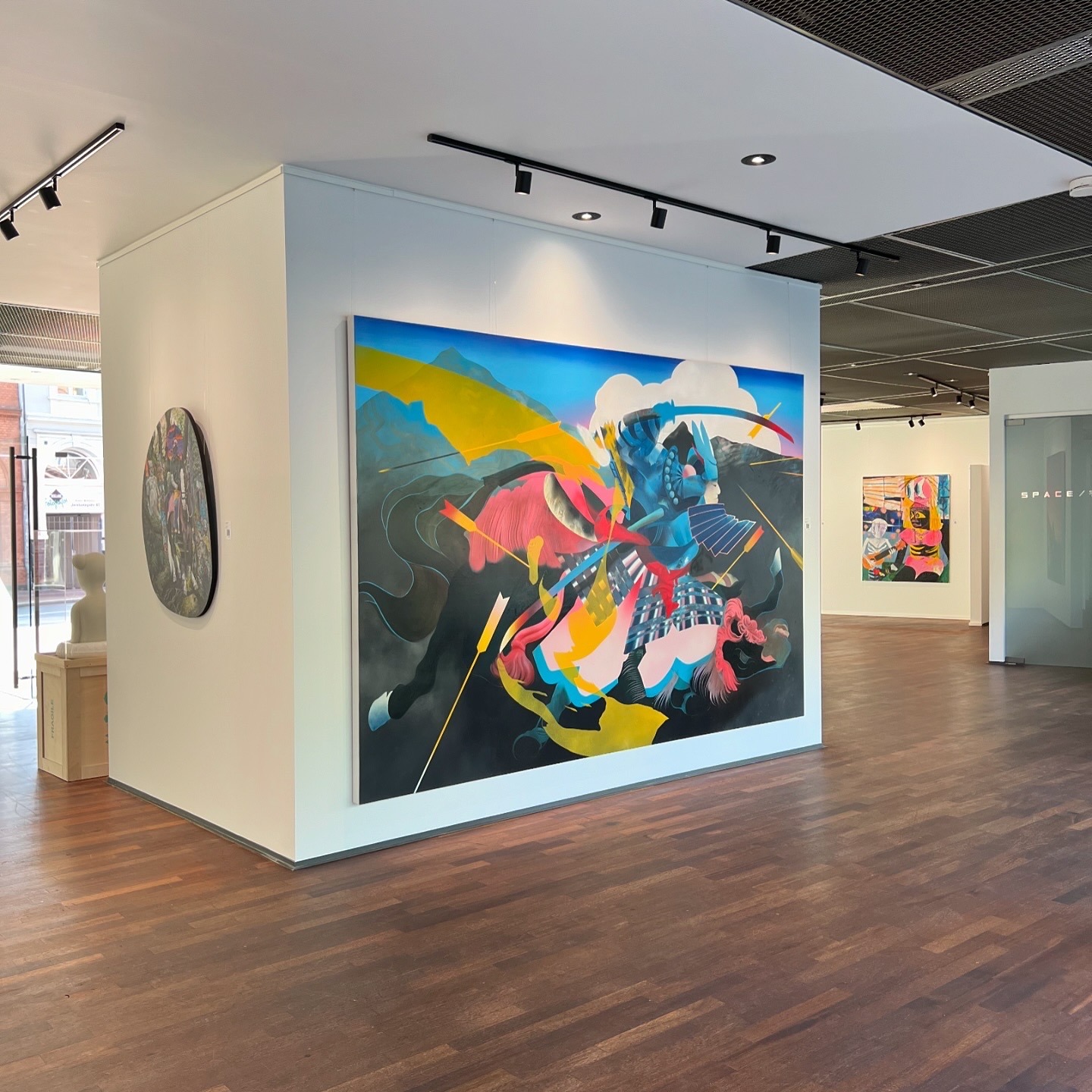 SPACE / 宇宙.

SPACE er et samtidskunstgalleri med fokus på at præsentere markante kunstneriske stemmer inden for dansk og international samtidskunst.

Grundlagt i 2022 arbejder galleriet med nøje kuraterede udstillinger, hvor kunstnere med stærke og genkendelige visuelle udtryk bringes sammen. Med værker inden for maleri, skulptur og mixed media præsenterer SPACE kunst, der forener æstetisk styrke med konceptuel dybde.

Galleriet fungerer både som platform for etablerede kunstnere og som et sted, hvor nye talenter kan introduceres – altid med fokus på kvalitet, autenticitet og langsigtet relevans.

Hos SPACE betragtes kunst ikke blot som et objekt, men som en oplevelse. Gennem udstillinger, samarbejder og personlig kunstrådgivning arbejder galleriet tæt sammen med private samlere og virksomheder for at placere kunst i meningsfulde sammenhænge.

Navnet SPACE og speciel det japanske ord 宇宙 for “univers” – afspejler galleriets vision: et rum hvor forskellige kunstneriske perspektiver mødes, og hvor besøgende inviteres til at opleve, reflektere og fordybe sig i samtidskunsten.

Mød Galleri SPACE på stand A4 på THE ART FAIR kunstforalle 2026 Lokomotivværkstedet Cph. den 02- 04 oktober.