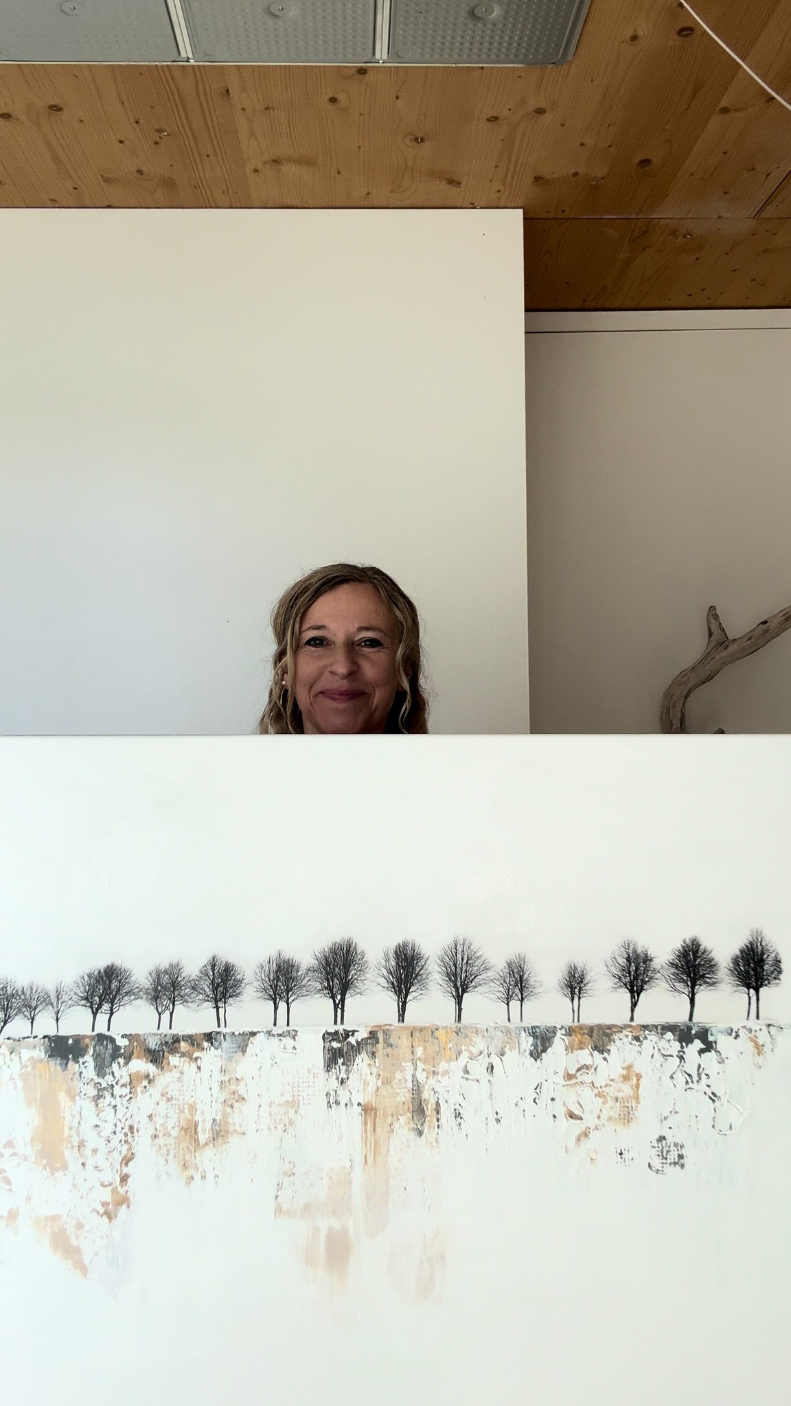 Birthe Vembye arbejder i krydsfeltet mellem fotografi, maleri og skulptur. Med udgangspunkt i egne fotografier, fundne objekter og naturmaterialer skaber hun værker, der kredser om spor, tid og forvandling.
På årets kunstmesse præsenterer hun serien DET DER BLIVER, hvor malerier, rustikke vægværker, lysskulpturer og installationer smelter sammen til én samlet fortælling.
Gennem mange år har Birthe samlet genstande op i naturen uden helt at vide, hvorfor de skulle med hjem. Først med serien DET DER BLIVER fandt de deres plads. Her mødes naturens skrøbelighed og menneskets efterladte spor i værker, hvor det oversete får nyt liv og ny betydning.
Birthe er uddannet reklamefotograf og har drevet virksomheden Vembyephoto siden 2007 med studie i Aarhus. Ved siden af sit kunstneriske arbejde løser hun fortsat kommercielle opgaver inden for portrætfotografi, virksomhedsreportager, arkitektur og produktfotografi.
Hendes værker forener fotografi, maleri, lys og fundne materialer i et enkelt nordisk udtryk. Fælles for værkerne er en nysgerrighed på de historier, materialerne allerede bærer på, og hvad der opstår, når naturens former møder menneskets efterladte spor.