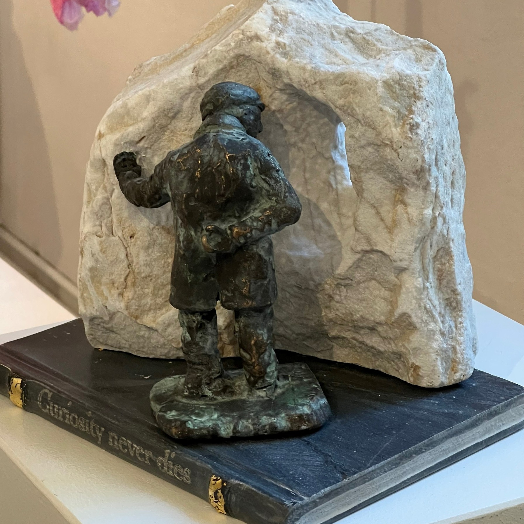 KristianP er maler og skulptør og er blevet undervist i kunsten at hugge i den klassiske hvide marmor i Carrara Italien, hvorfra han også ynder selv at hente min marmor. De senere år har han også arbejdet i marmor fra andre lokationer og lande samt i bronze. Mange af motiverne afspejler en humoristisk tilgang til livet og dagligdagen. Ikke mindst i hans bogskulpturer, som oftest har finurlige titler og opstillinger.

“Jeg holder af hverdagen. Mest af alt holder jeg af hverdagen” sådan udtrykte en kendt dansk forfatter sig.

I KristianPs kunst bliver hverdagens elementer også bevidstgjort ved at fokusere på detaljer og/eller blæse dem op, eller sætte dem ned i størrelse. Ved også at skildre dem i et andet materiale bevidstgøres skønheden i disse dagligdags objekter.

KristianP holder også af hverdagen.

KristianP stand A33 THE ART FAIR kunstforalle Lokomotivværkstedet den 02-04 oktober.