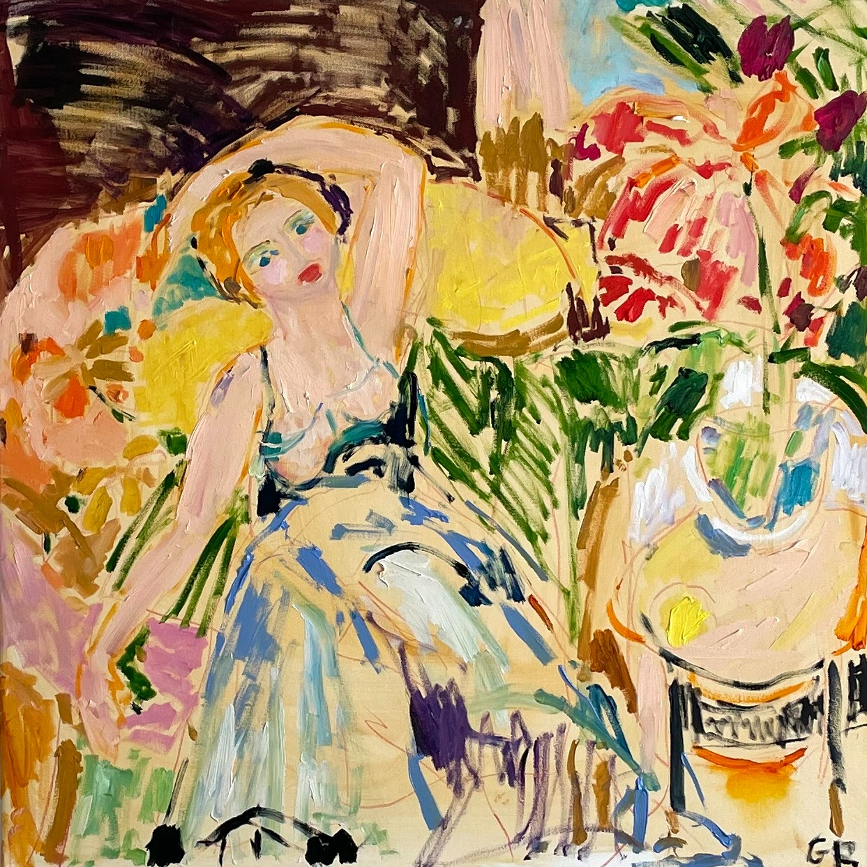 Gugge Ravn er en dansk kunstner, der arbejder med både oliemaleri og keramik. Opkaldt efter Guggenheim Museet og opvokset i en kunstnerfamilie har hun udtrykt sig gennem kunst, så længe hun kan huske.

Hun har en kandidatgrad i engelsk litteratur og kunsthistorie fra Københavns Universitet, hvor hendes speciale handlede om den prærafaelitiske maler og digter Dante Gabriel Rossetti — et tidligt tegn på den litterære sensibilitet, der stadig løber gennem hendes arbejde, som henter inspiration i poesi, ord og skildringen af den kvindelige form. En livslang kærlighed til England førte hende til London som attenårig og gennem seksten år i udlandet videre til Leeds, Zürich, Wien og det sydlige England. Hun har studeret ved Central Saint Martins i London og lært at dreje og opbygge keramik i hånden på Paddock Art Studio i Lewes.

Maleri og keramik står i dag side om side i hendes daglige praksis og inspirerer hinanden gennem fælles farver og et tilbagevendende motivsprog af kvinder, blomster og prikker i en ekspressiv, flamboyant stil.

Stand B22 THE ART FAIR kunstforalle Lokomotivværkstedet Cph. den 02-04 oktober.