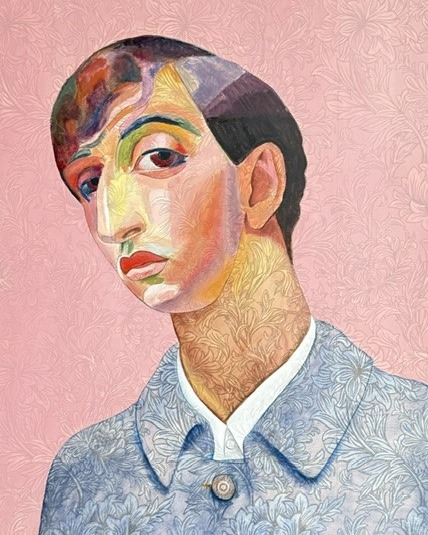 Det, der ligner, og så alligevel… Om maleren Jeanette Elmelund

Af kunst-rådgiver, skribent og blogger Connie Boe Boss

Jeanette Elmelund (1965) maler pop-art, stilleben og realisme med et twist. Hun er inspireret af popkunstens afbildninger af massefremstillede forbrugsobjekter, og lader f.eks William Morris indgå i kompositionernes mønstre.

Når Jeanette Elmelund vælger at male indersiden af en bananskræl i et Mussel-lignende mønster er det fordi hun ønsker at ophøje skrællens skønhed og symbolisere en værdi.

Kunstneren mestrer brugen af lys og skygge, kontraster og beskæring af motiver og perspektiv i en sådan grad at man skulle tro hun havde gennemgået en egentlig skoling i klassisk oliemaleri. Det har hun ikke, blot modtaget undervisning som supplement til sine egne, helt åbenlyst, store evner indenfor tegning og virkelighedsskildring. Jeanette Elmelund skaber moderne naturalistiske fortolkninger, men altid med det twist i udtrykket, der gør værket interessant og nutidigt, f.eks. i hendes stillebens, som nærmest er parafraser over de historiske stillebens.

Hendes værker har en særdeles ung vibe, rammer en visuel kultur i tiden og møder interessen for det retro-prægede. Malerier med cigarrygende, jakkesæt-klædte kvinder kan f.eks. ses som kønsrollediskuterende og problematiserende.

I alle sine billeder arbejder Jeanette Elmelund med bestemte historier eller tematikker og derfor er hendes ofte smukke og perfekt udførte værker ikke kun dekoration og godt håndværk, men tværtimod statements om livet eller narrativer i symbolsk form.

Jeanette Elmelund THE ART FAIR kunstforalle Lokomotivværkstedet den 02-04 oktober stand B29.