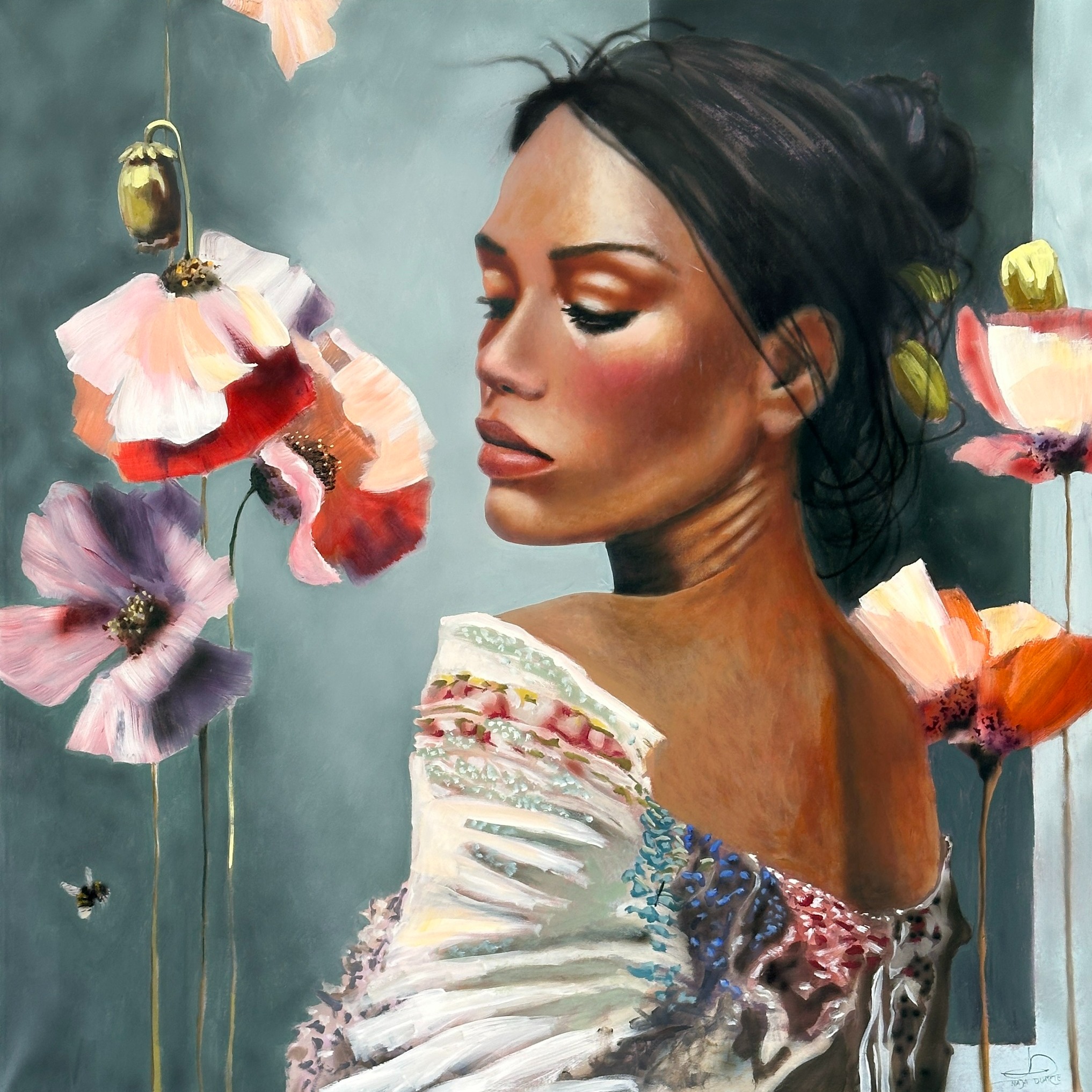 Naja Duarte
Det er forbindelsen mellem naturen og lyset, der fascinerer mig. Mine malerier skal give plads til fordybelse og invitere dig ind i et sanseligt og poetisk univers.
Jeg er optaget af lysets evne til at forandre både stemninger og steder. Derfor arbejder jeg i mange lag, hvor det realistiske møder det drømmende, og hvor hvert penselstrøg er med til at skabe dybde og atmosfære.

Mine haver, blomster, åbne rum og landskaber er ikke konkrete steder, men indre landskaber, hvor åbne døre, stier og blomstrende rum bliver symboler på nysgerrighed, håb og nye begyndelser. Portrætterne udspringer af det samme univers og fortæller om styrke, ro og den tætte forbindelse mellem mennesket og naturen.

Hvert maleri udvikler sig langsomt og bliver skabt i hånden fra første til sidste penselstrøg. Mine værker balancerer mellem det genkendelige og det drømmende. Jeg holder af at skabe rum, du får lyst til at træde ind i, hvor du næsten fornemmer lydene, duftene, solens varme og den lette brise mod huden. Motiver, der bliver ved med at åbne sig, jo længere du betragter dem.

stand B17 THE ART FAIR kunstforalle Lokomotivværkstedet Cph. den 02-04 oktober.