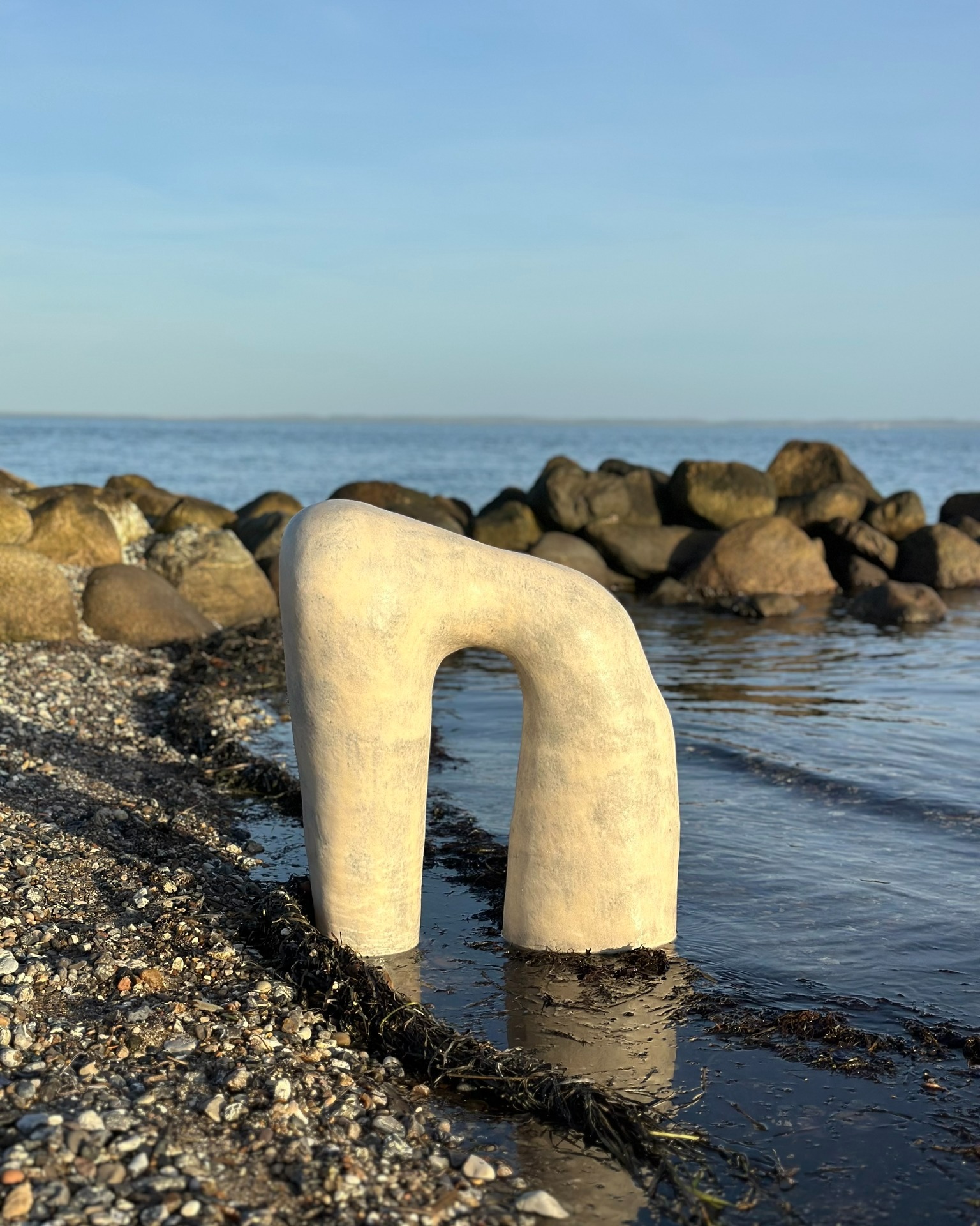 Pernille Ørnsø arbejder med skulptur og installation. Ørnsø er bedst kendt for sine organiske, minimalistiske skulpturer, præget af glatte, høvlede eller rillede overflader, der skaber objekter med en enorm vitalitet, gennemsyret af liv, seksualitet og styrke. Overfladerne viser spor, som om den skulpturelle krop har været udsat for erosion gennem tusinder af år.

Dette element synes at være vidne til tid, transformation og liv, der minder om fossiler. Ørnsø´s kunst er en refleksion af hendes længsel efter naturen og dens helbredende egenskaber, samt længslen efter at røre og blive rørt.

Hendes kreative proces er dybt personlig og intuitiv, hvilket giver hendes skulpturer en taktil og sanselig kvalitet. Der er en vis varme, ømhed og blødhed i hendes værker, på trods af den solide, holdbare natur af keramik. Værkerne er skabt for at give øjet et sted at hvile og som en invitation til at sænke tempoet og fusionere fysiskhed med følelsesmæssig dybde og resonere med både den naturlige verden og den menneskelige oplevelse.

Samtidig lægger Ørnsø´s arbejde op til eftertænksomhed og forbindelse med det primitive og essentielle.

Stand A39 THE ART FAIR kunstforalle Lokomotivværkstedet Cph. den 02-04 oktober.