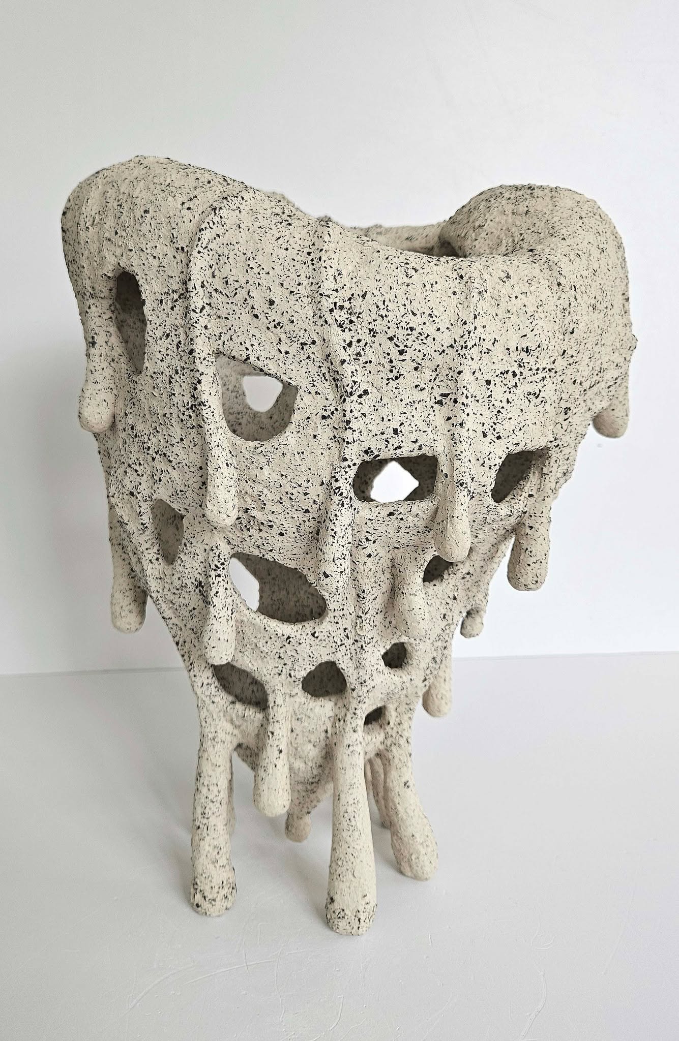 Daina Dauksiene (f.1967) er uddannet (1993) kunstner fra Vilnius Kunstakademi i Litauen på den keramiske linje.

Fra 1995 underviser hun i keramik-og porcelænskunst og teknik på Kaunas kollegium kunst afdeling.

Fra samme år deltager hun på nationale og internationale kunstudstillinger og symposium. Er medlem af Litauisk kunstner forbund fra 2006.

Dainas stentøjs skulpturer er plastiske, modelleret i fri hånd, inspireret af naturens mangfoldige former.

Det abstrakte og det genkendelige figurativ er i harmoni med hinanden. Glasur i begrænset farve palet forstærker formen og gøre den grafisk spændende.

Daina Dauksiene B28, THE ART FAIR kunstforalle Lokomotivværkstedet den 02-04 oktober.