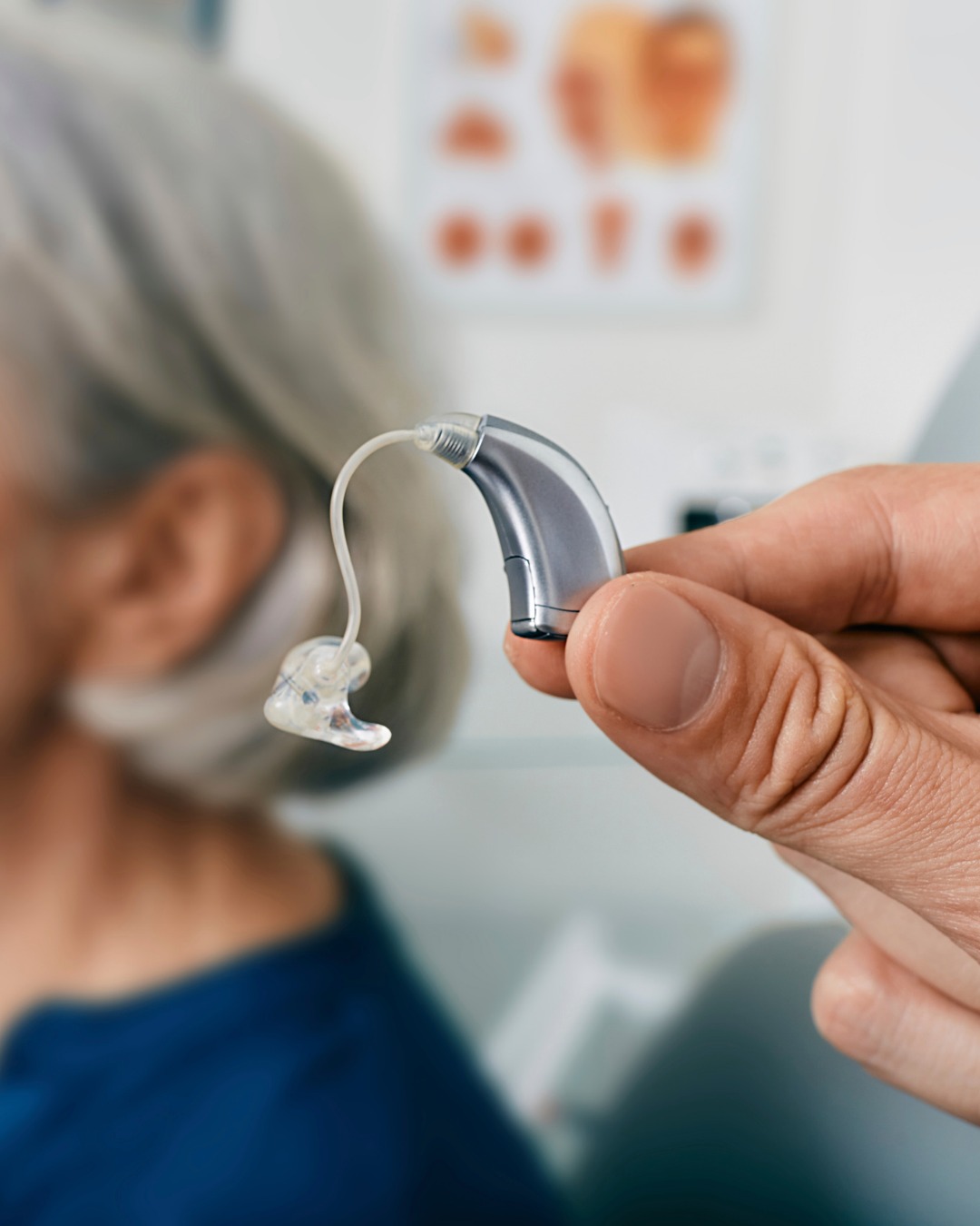 Quan va ser l’última vegada que et vas revisar l’oïda? 👂

Revisem la vista, les dents, la tensió... però l’oïda sovint queda oblidada. I la pèrdua auditiva arriba a poc a poc, tan a poc a poc que moltes vegades no te n’adones fins que et costa seguir una conversa a taula o has de pujar el volum de la tele.

Per això es recomana fer una revisió auditiva a partir dels 50 anys, encara que no notis res. I abans, si treballes amb soroll, tens xiulets a les orelles o sents que “tothom parla fluix”.

Una revisió a temps et permet cuidar l’oïda i seguir gaudint de les converses, de la família i de tot allò que t’envolta.

A Miró, el diagnòstic auditiu és gratuït. T’escoltem, t’entenem i, si cal, t’acompanyem en tot el procés. I si necessites audiòfons, els pots provar 21 dies a la teva vida real, sense compromís.

I tu, ja t’has fet la revisió? I els teus pares? 💙

📞 973 049 219
💬 WhatsApp 722 506 366
📍 C/ Torres de Sanui, 19 · Zona Alta, Lleida

#MiróCentreAuditiu #SalutAuditiva #Lleida #RevisióAuditiva #Audiòfons #LaFelicitatÉsTornarAEscoltar