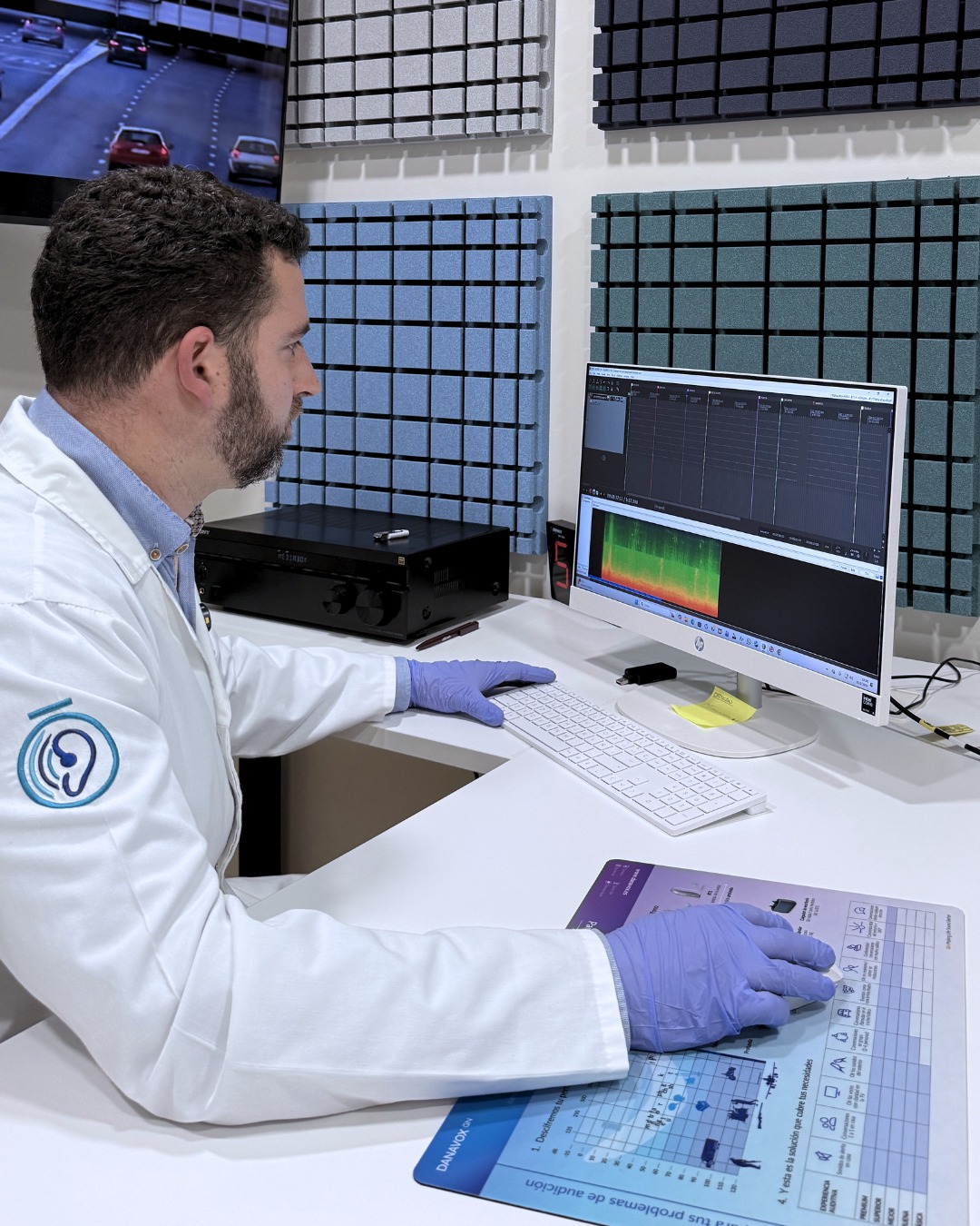 El Ramón treballant a la nostra Sala d’Entorns Sonors, un espai on podem analitzar i ajustar els audiòfons simulant situacions reals del dia a dia.

Així aconseguim adaptacions més precises i una audició més natural per a cada pacient.

MIRÓ CENTRE AUDITIU

📍 C/Torres de Sanui, 19 25006 Lleida
📞 973 049 219
💻 http://www.miroaudiologia.com